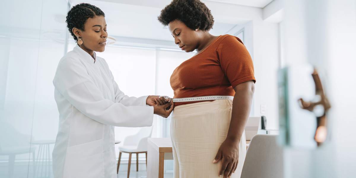 measuring-belly-with-tape-measure-GettyImages-2178689100-3000x2000.jpg