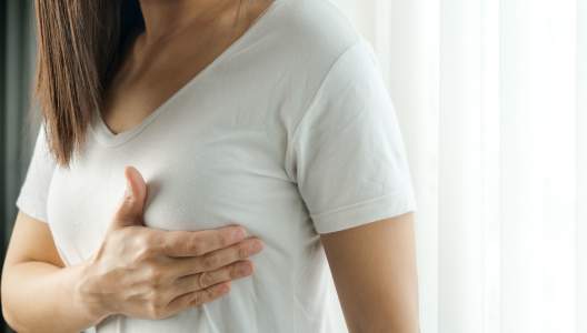 woman-hand-checking-underneath-her-breast-GettyImages-1342077649-3000x2000.jpg