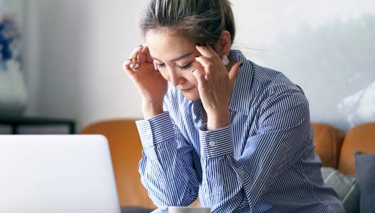 woman-with-migraine-01-GettyImages-1431656260.jpg